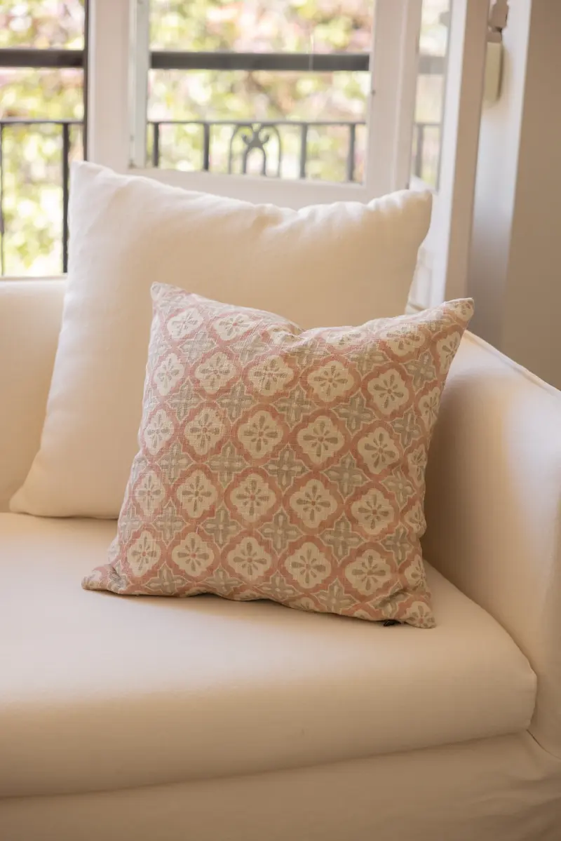Cojín Artesano Estampado Rosa