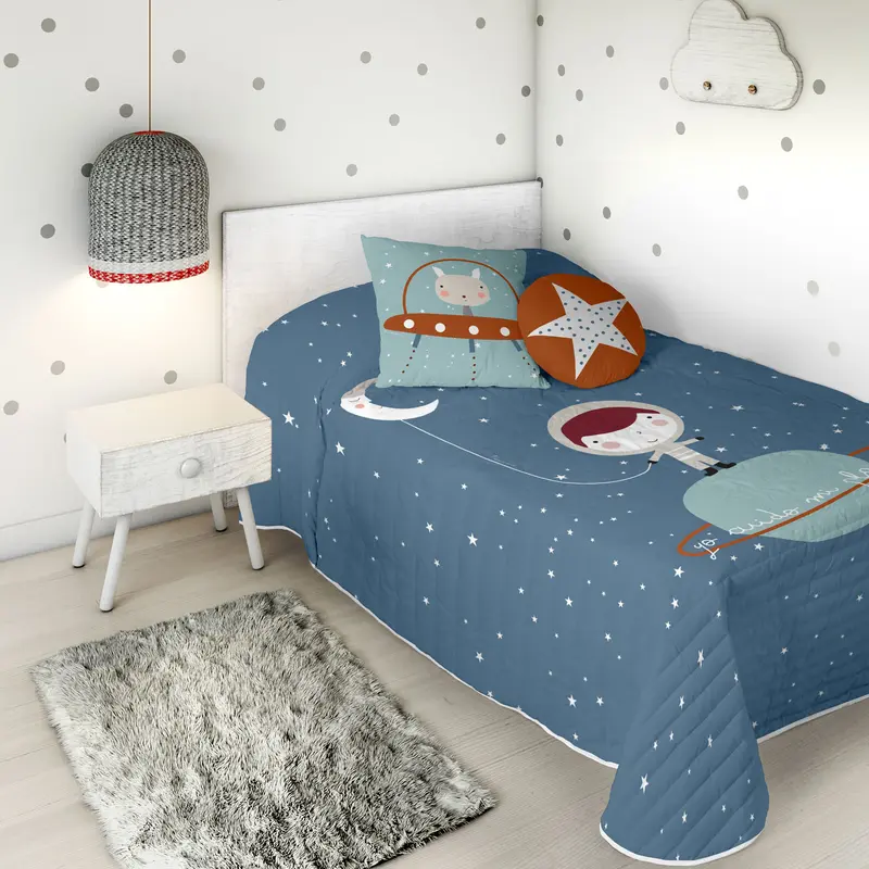 COLCHA BOUTI REVERSIBLE ESTAMPADA INFANTIL PLANETA 100% ALGODÓN