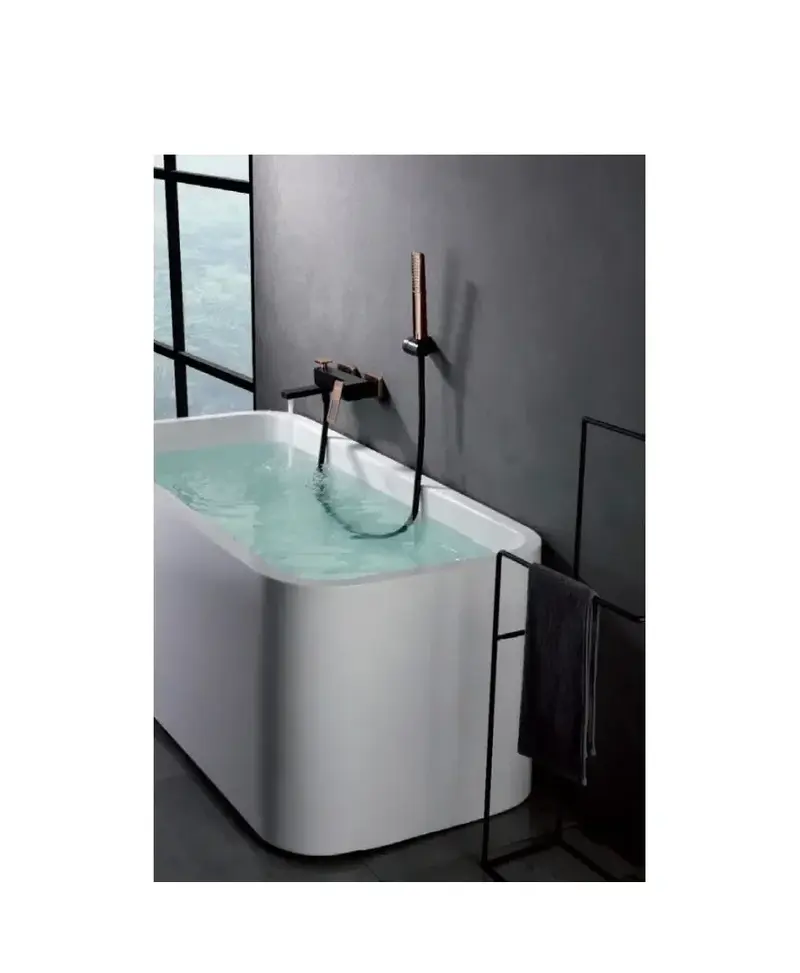 Grifo monomando de pared para bañera con un acabado negro y oro rosa Suecia de Imex