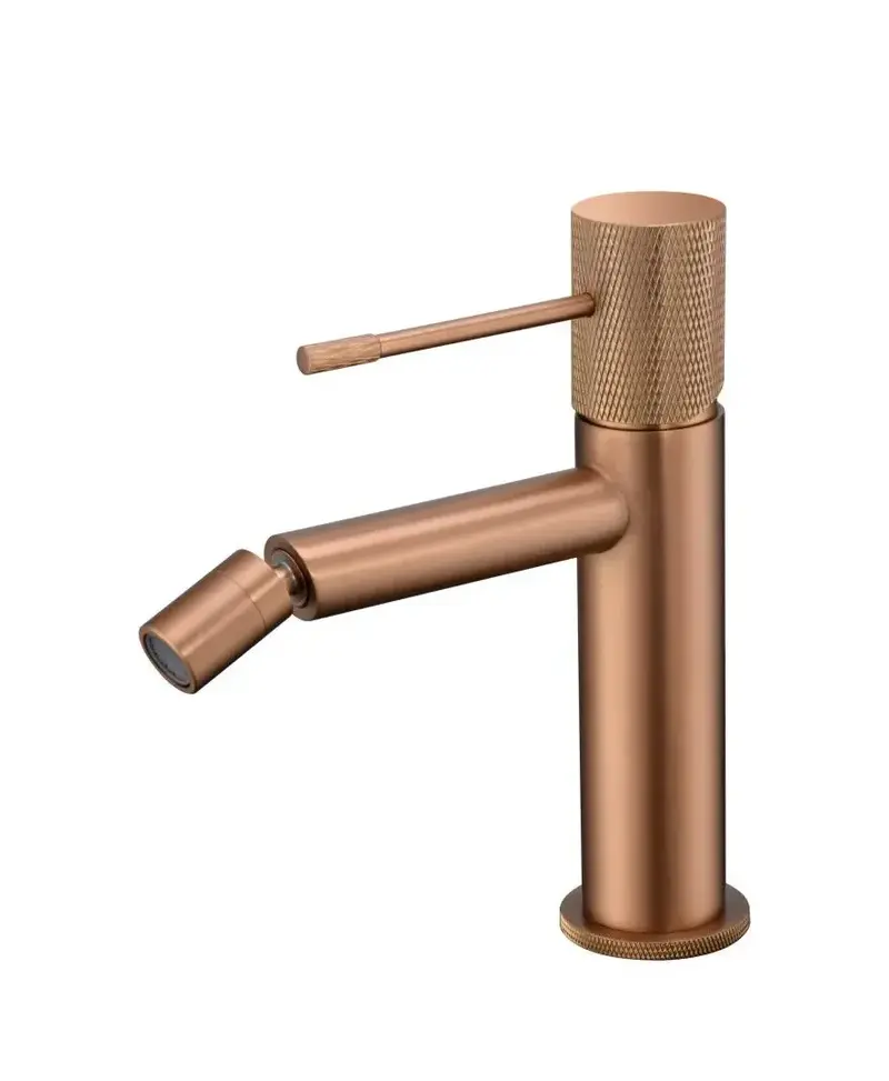 Grifo monomando para bidé fabricado en latón con acabado oro rosa cepillado Line de Imex