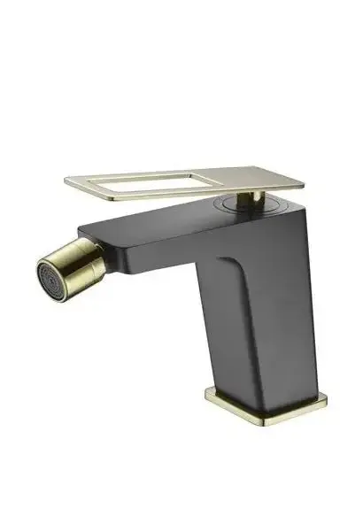 Grifo monomando para bidé fabricado en latón negro y oro con un caño recto Suecia de Imex