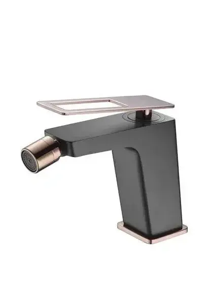 Grifo monomando para bidé fabricado en latón negro y oro rosa con un caño recto Suecia de Imex